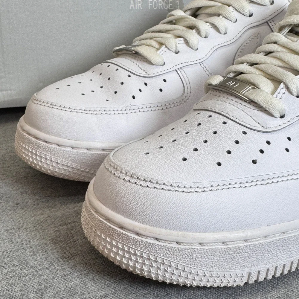 Nike Air Force 1 07 Mens White White Low Top Sneakers CW2288-111 Size 8